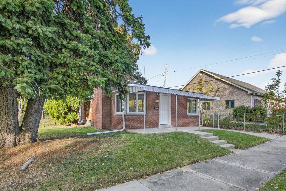 1214 Illinois Street Racine, WI 53405 - Photo 2 of 21 20251028173920645876000000-o