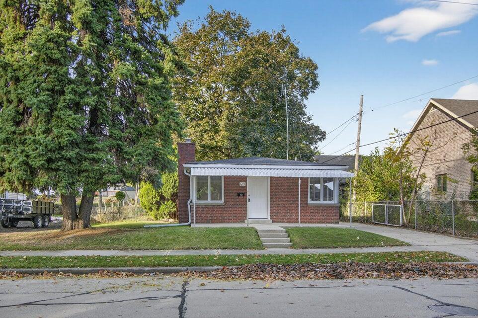 1214 Illinois Street Racine, WI 53405 - Photo 4 of 21 20251028173934577663000000-o