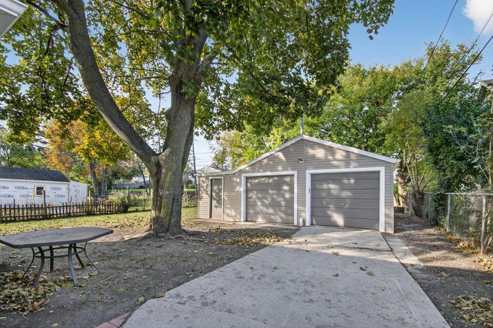 1214 Illinois Street Racine, WI 53405 - Photo 5 of 21 20251028173945037528000000-o