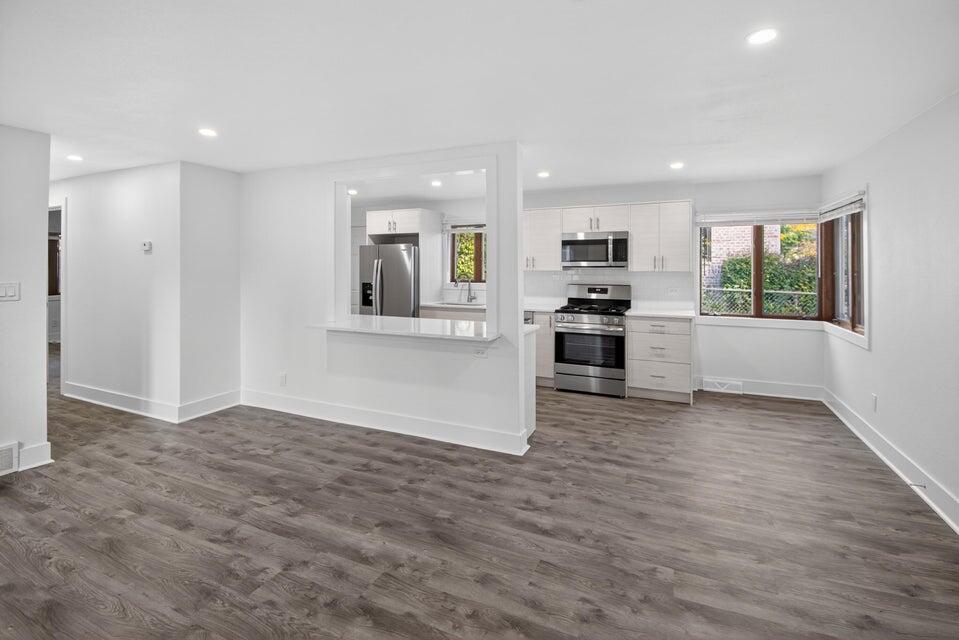 1214 Illinois Street Racine, WI 53405 - Photo 9 of 21 20251028174030895815000000-o