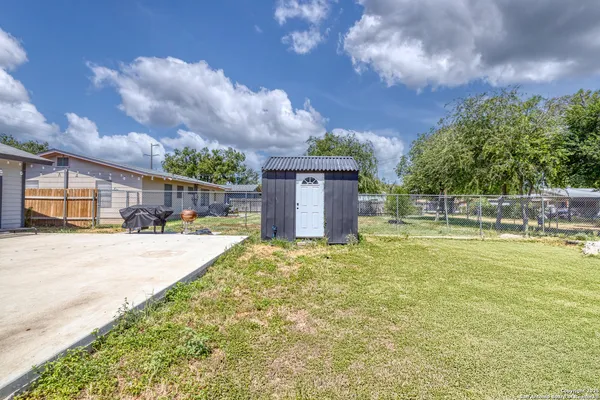 $240,000 | 208 West Sabinal Street, Uvalde, TX 78801