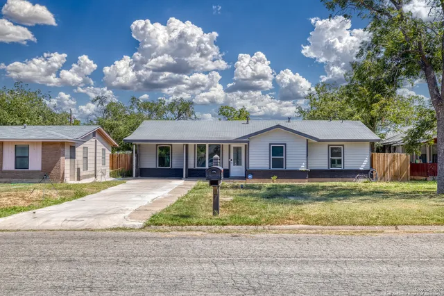 $247,000 | 208 West Sabinal Street, Uvalde, TX 78801