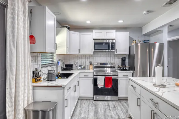 $240,000 | 208 West Sabinal Street, Uvalde, TX 78801