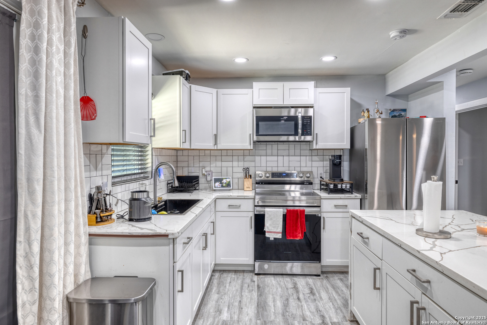 208 West Sabinal Street Uvalde, TX 78801 - Photo 6 of 22