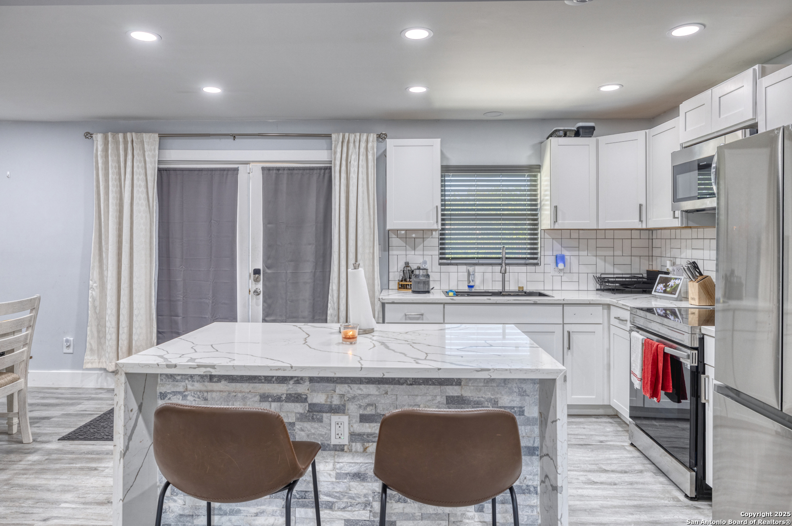 208 West Sabinal Street Uvalde, TX 78801 - Photo 7 of 22