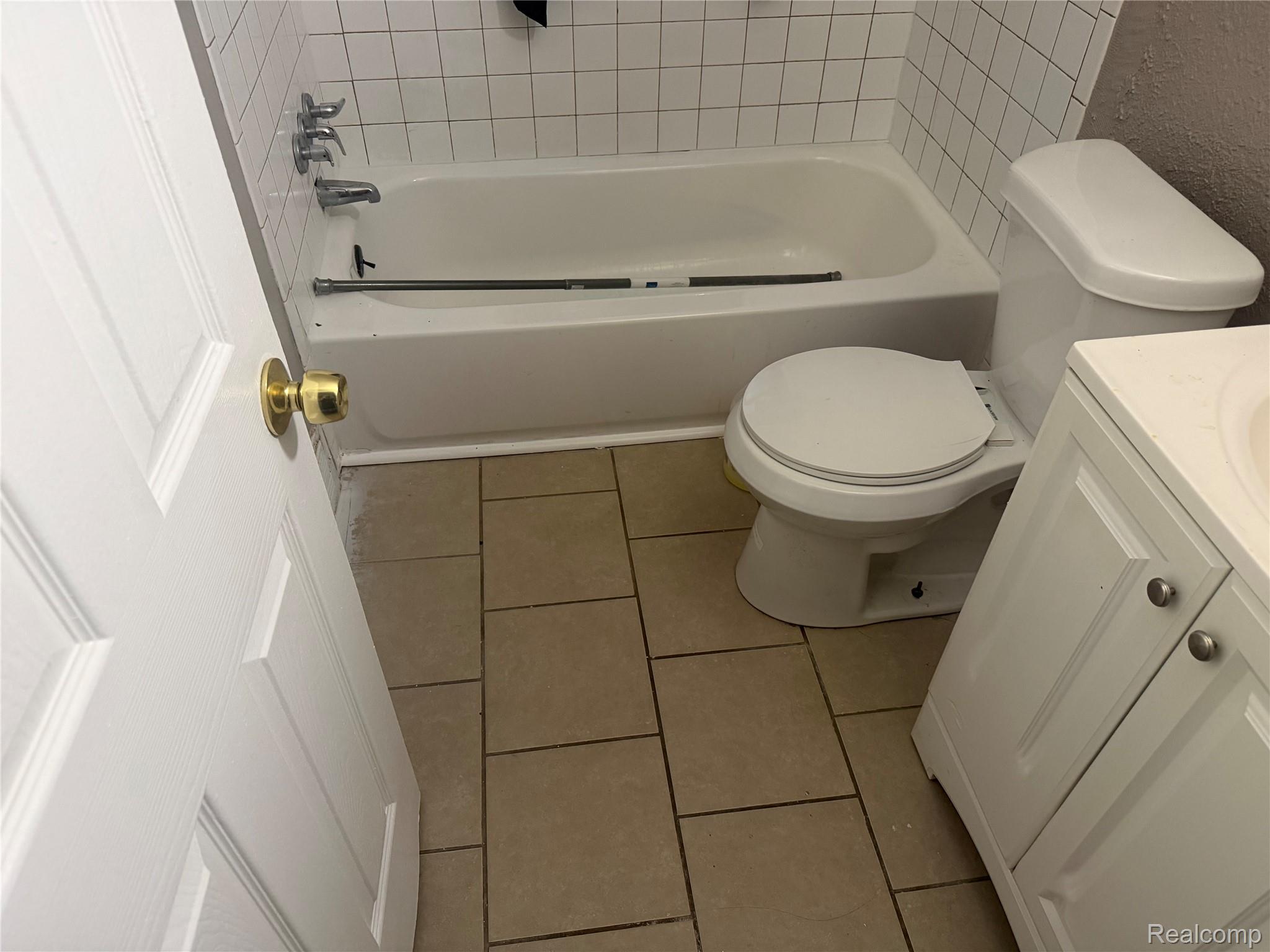 3322 Isabelle Street Inkster, MI 48141 - Photo 10 of 13 Bathroom featuring a white bathtub, white toilet, and a white vanity with a single basin