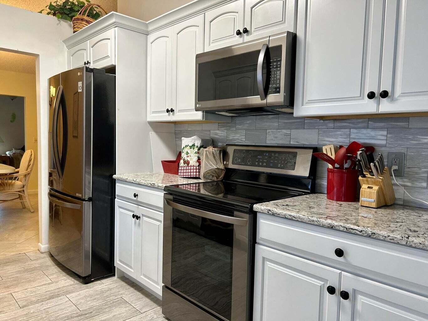 6940 Southeast Lillian Court Stuart, FL 34997 - Photo 9 of 28 Kitchen