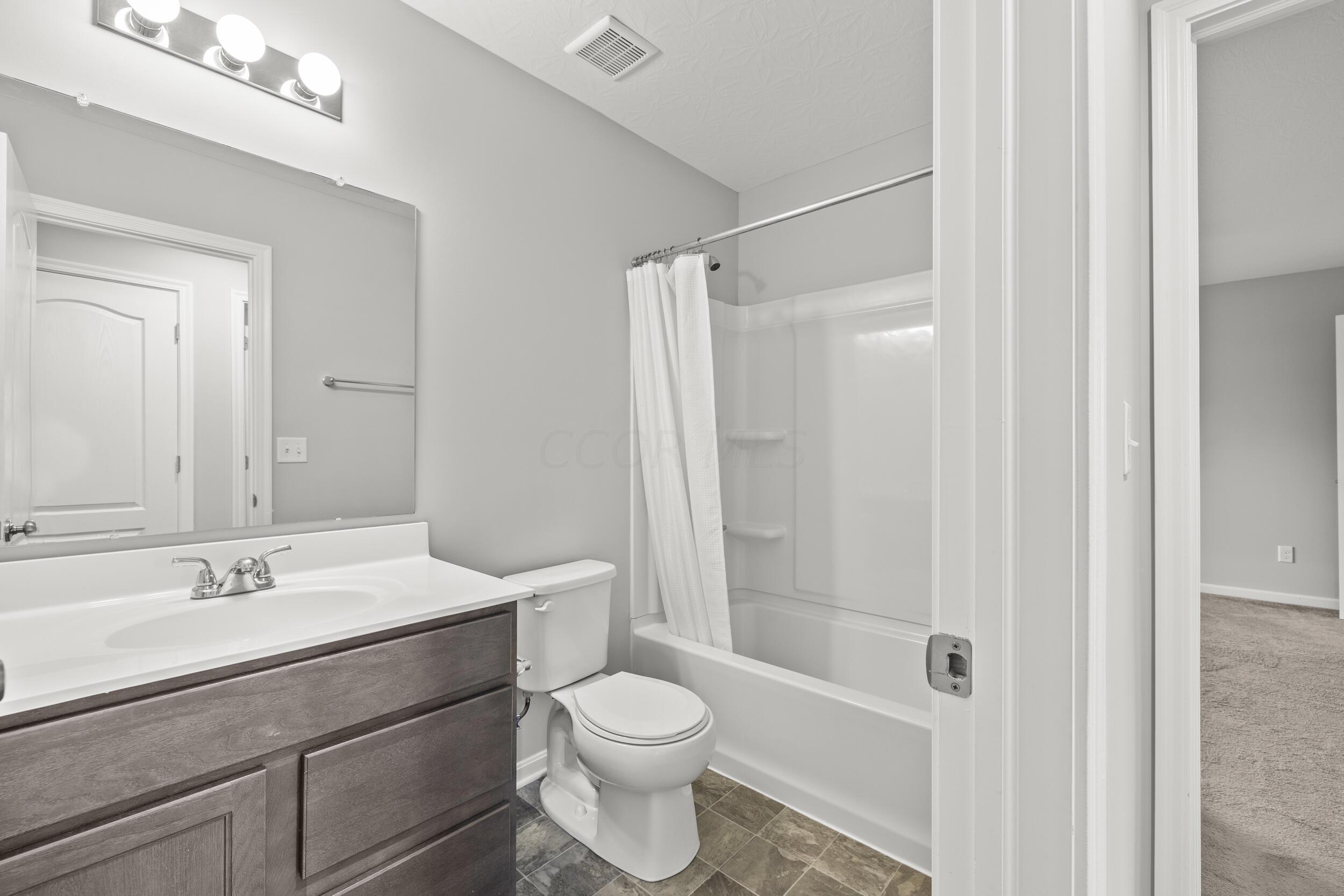 4889 Amber Crossing Road Columbus, OH 43232 - Photo 26 of 33 Main Bathroom