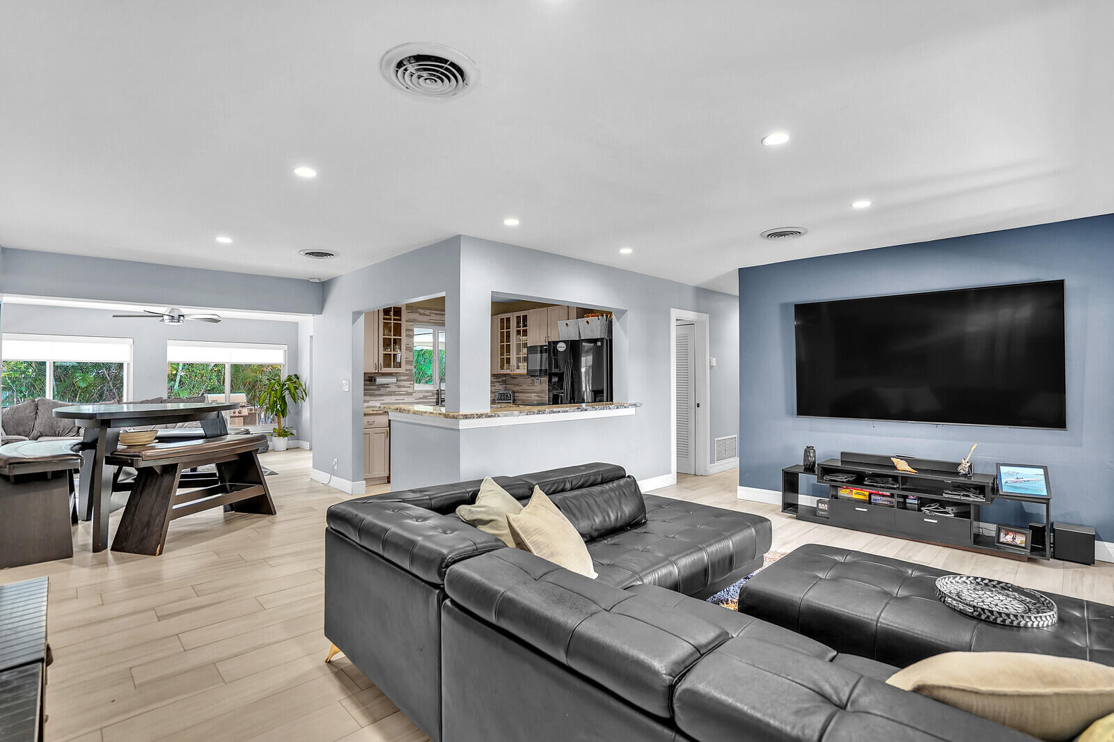 3098 Northeast 5th Avenue Boca Raton, FL 33431 - Photo 4 of 28 a living room with furniture and a flat screen tv