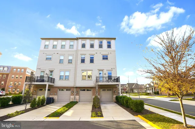 a view of a swimming pool with seating space