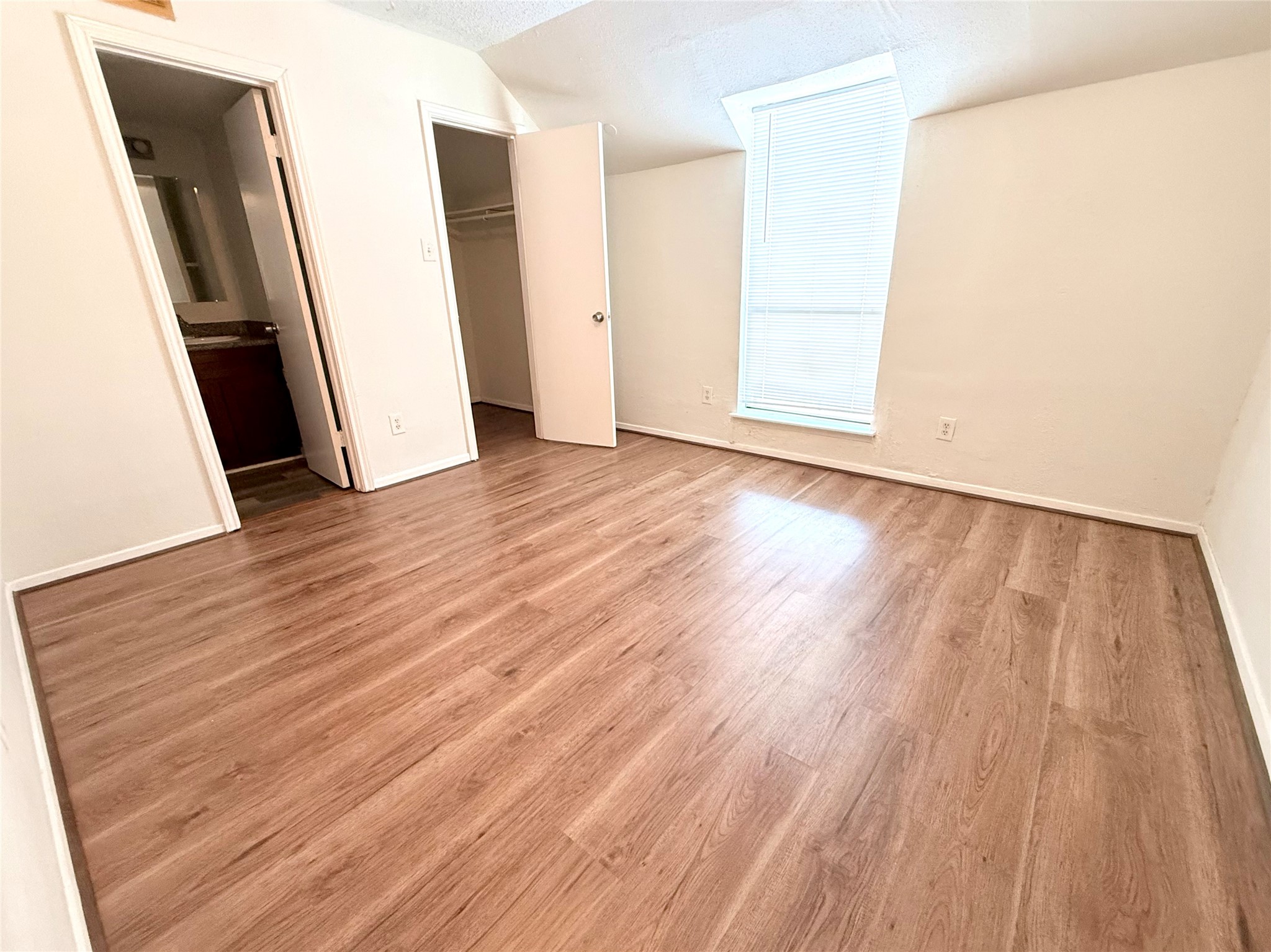 7789 Cook Road Houston, TX 77072 - Photo 12 of 18 an empty room with wooden floor and entrance