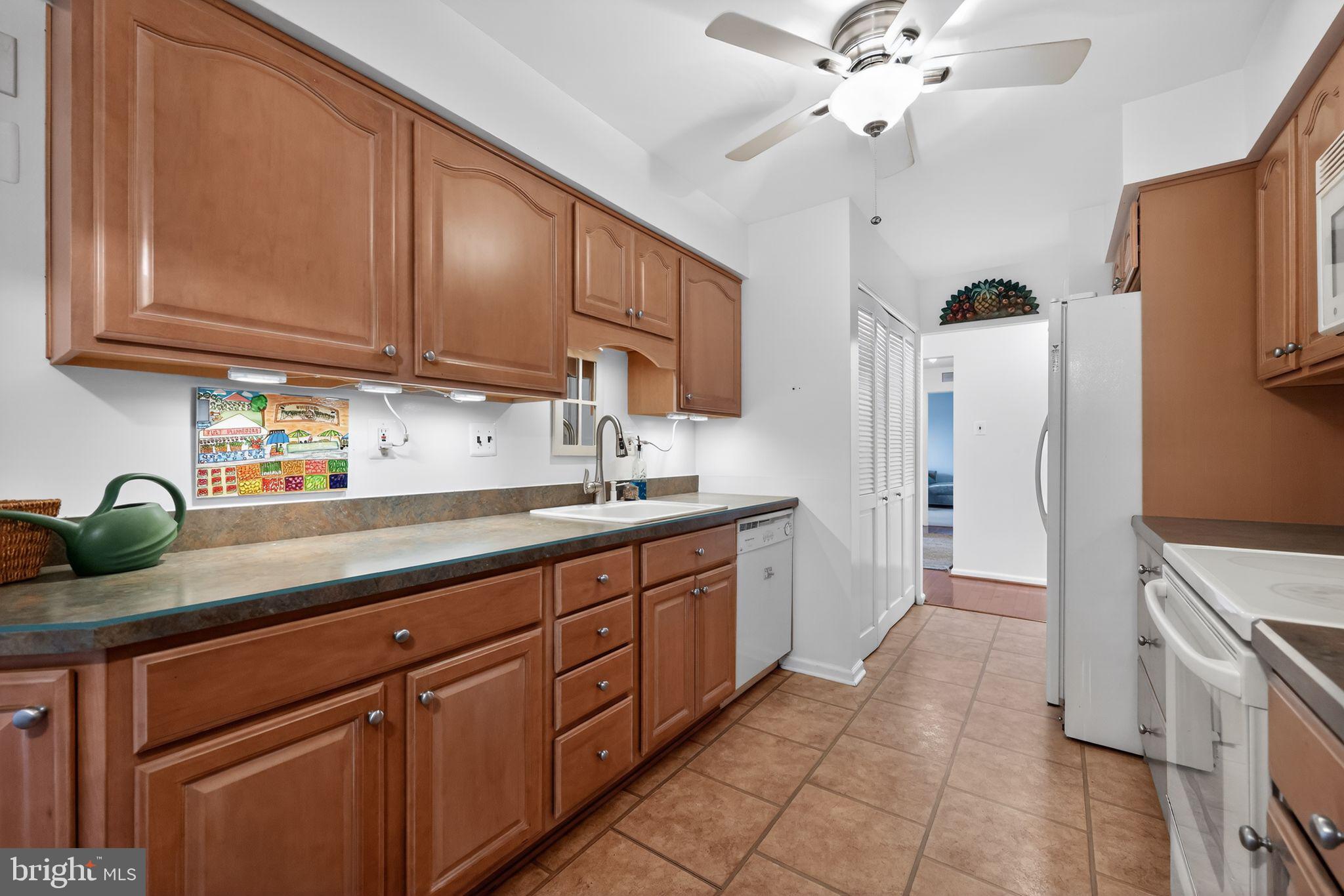 213 Haddonfield Cmns, Unit 213 Haddonfield, NJ 08033 - Photo 12 of 35 Warm, inviting kitchen with charm.