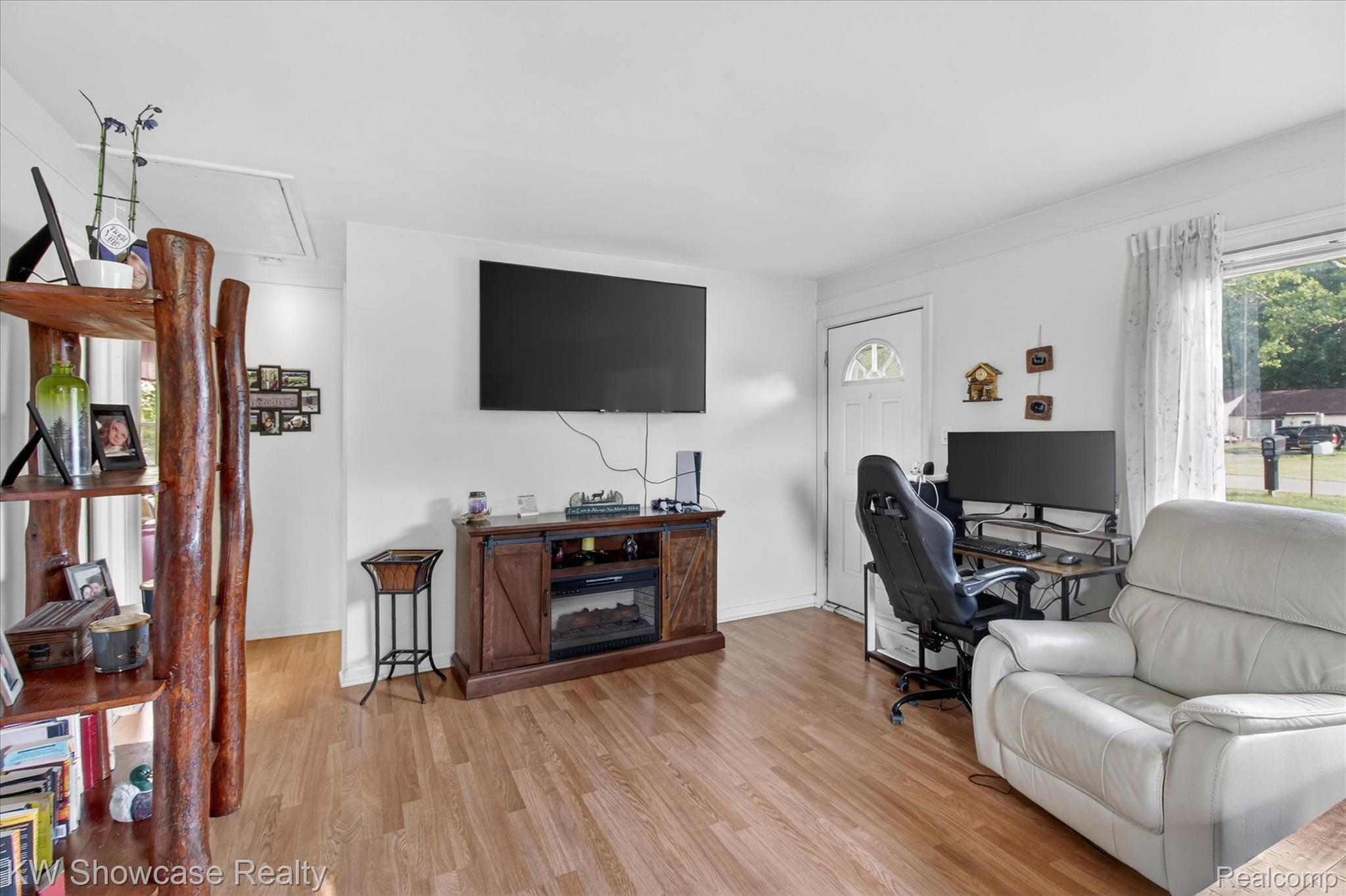 23637 Superior Road Taylor, MI 48180 - Photo 7 of 33 07-23637-Superior Rd-WindowStill.jpg