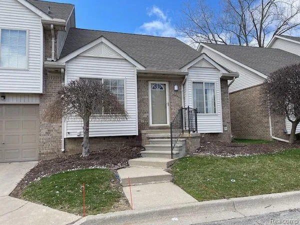 $194,900 | 30885 Lee Frank Lane, Madison Heights, MI 48071