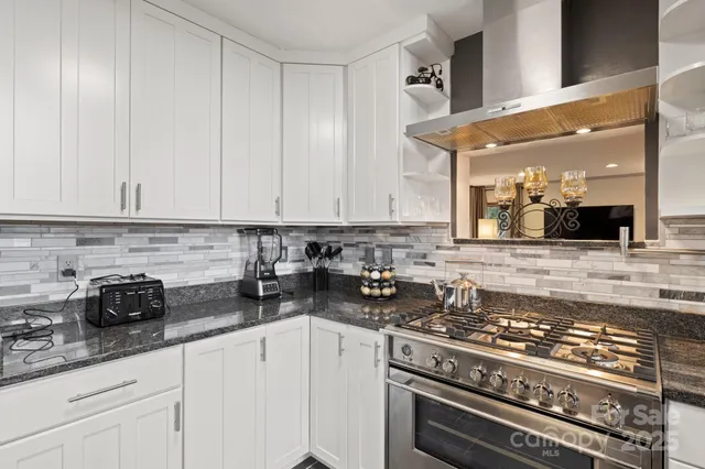 $748,500 | 106 Bishop Cove Road, Fairview, NC 28730