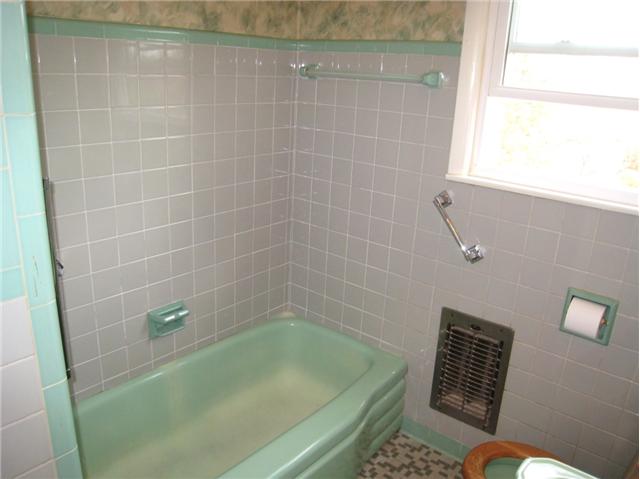 923 Mitchell Road Nashville, TN 37206 - Photo 10 of 20 Main Level Full Bath.