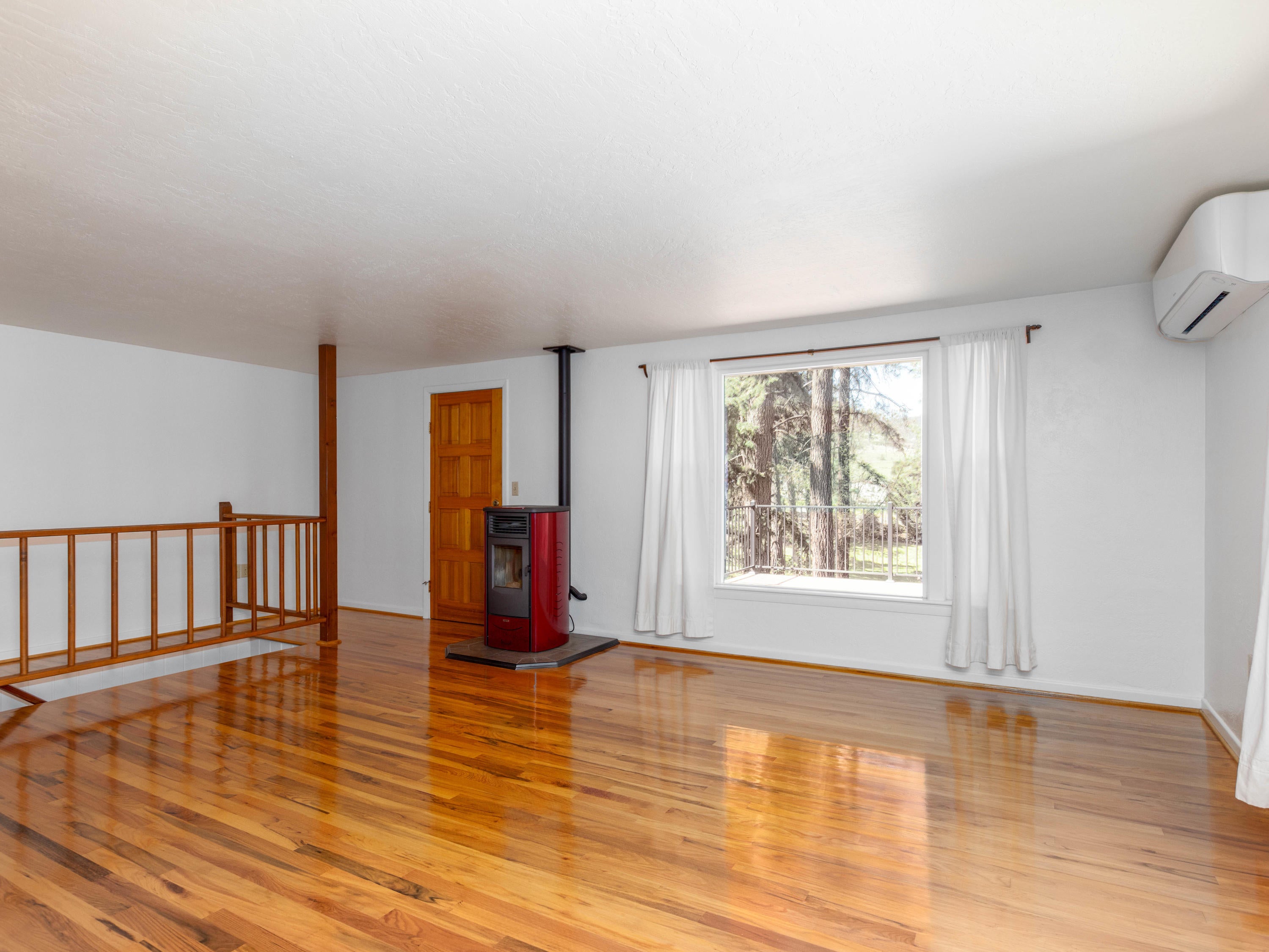 7085 Rapp Lane Talent, OR 97540 - Photo 9 of 30 Living-2