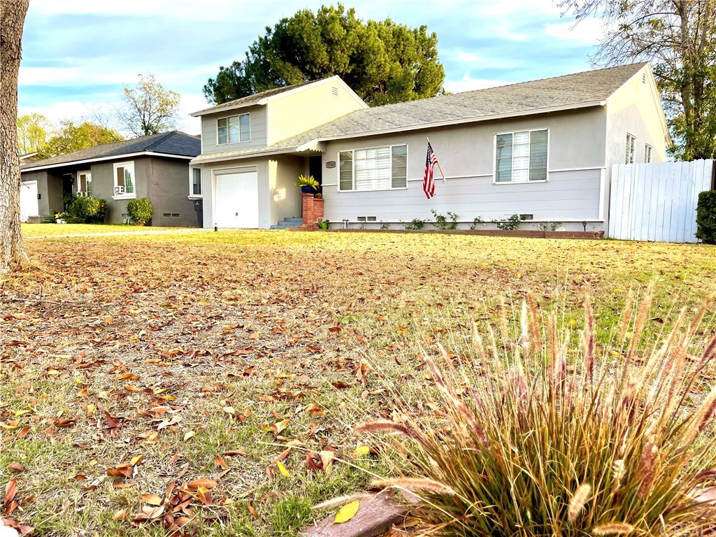 a front view of house with yard