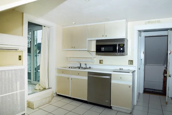 $3,200 | 25 Baltimore Street, Unit 2/3, Lynn, MA 01902