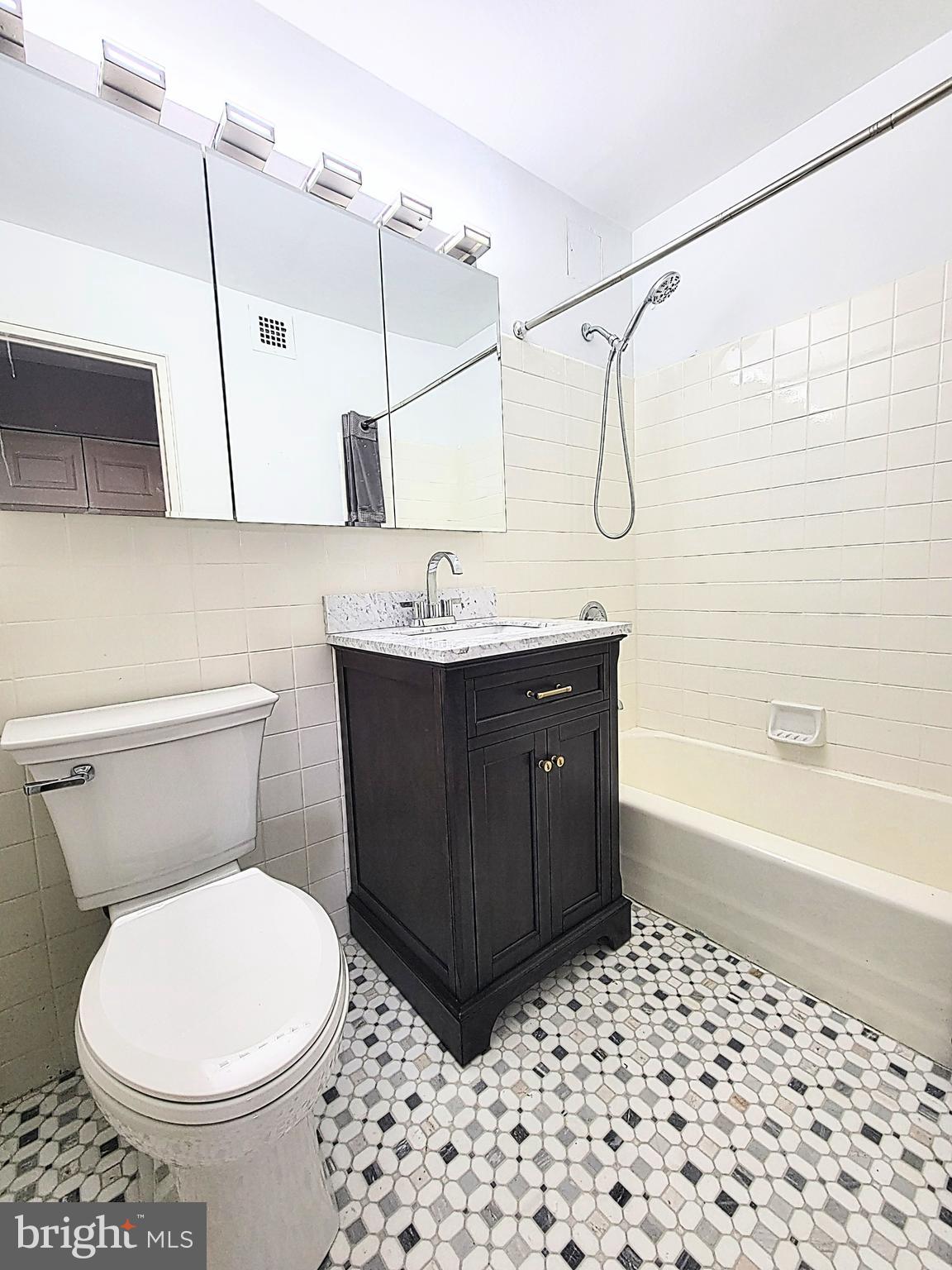 1600 Hagys Ford Road North, Unit 9N Penn Valley, PA 19072 - Photo 29 of 37 2nd full bathroom