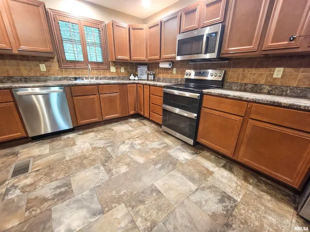 $249,000 | 2517 Cherrybark Lane, Flora, IL 62839