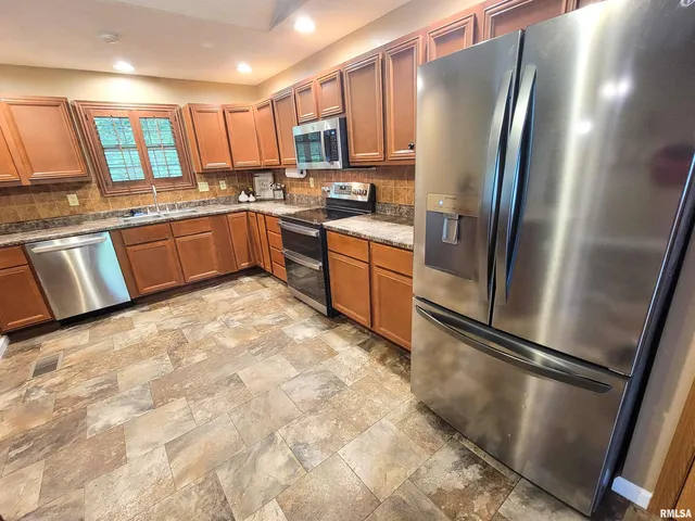 $249,000 | 2517 Cherrybark Lane, Flora, IL 62839