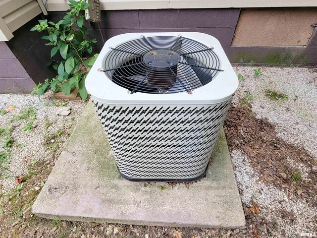 $249,000 | 2517 Cherrybark Lane, Flora, IL 62839