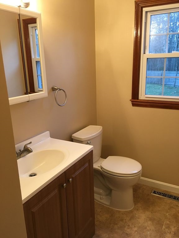 87 Scobie Pond Road Derry, NH 03038 - Photo 14 of 23