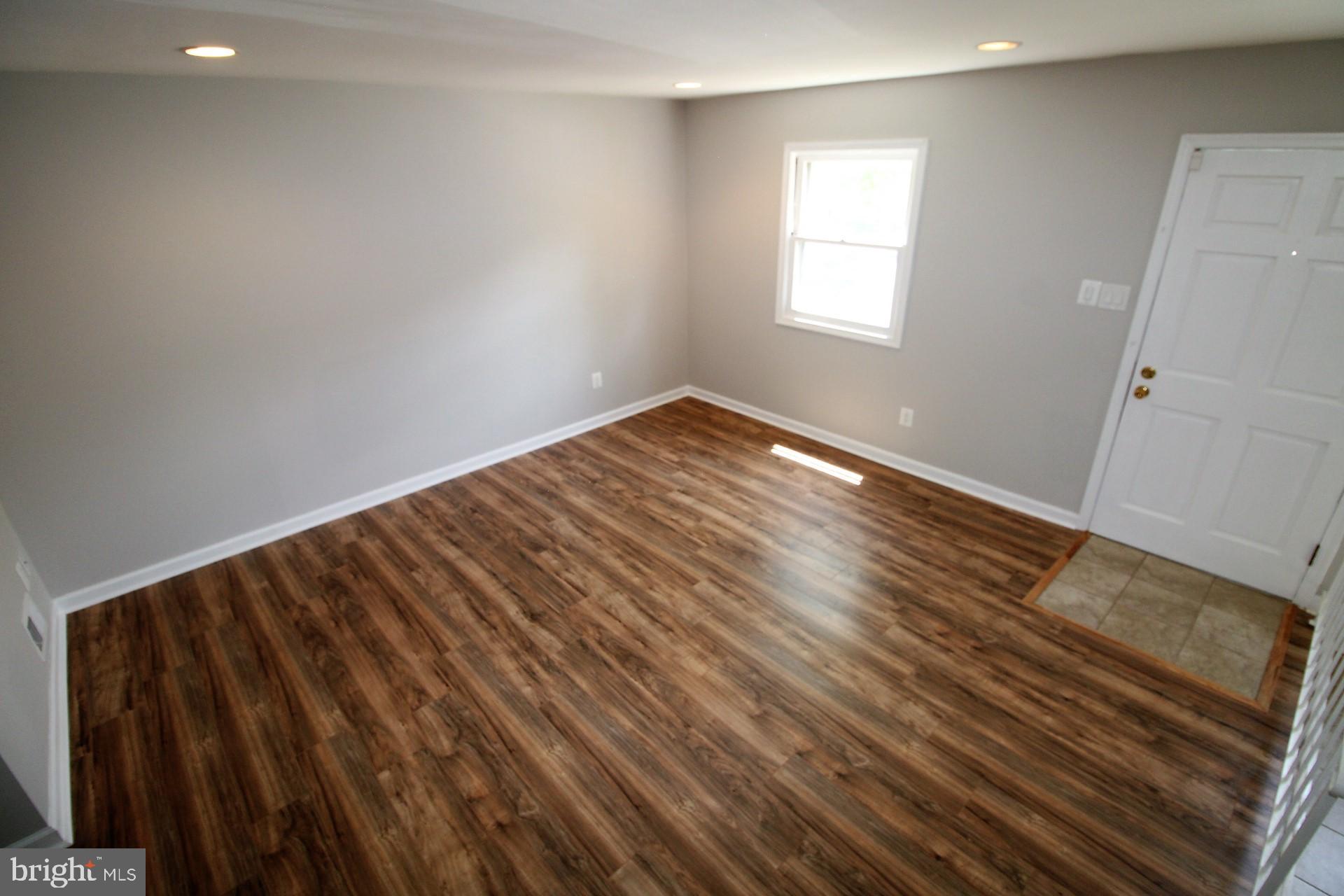 12137 Dove Circle Laurel, MD 20708 - Photo 3 of 25 Living Room