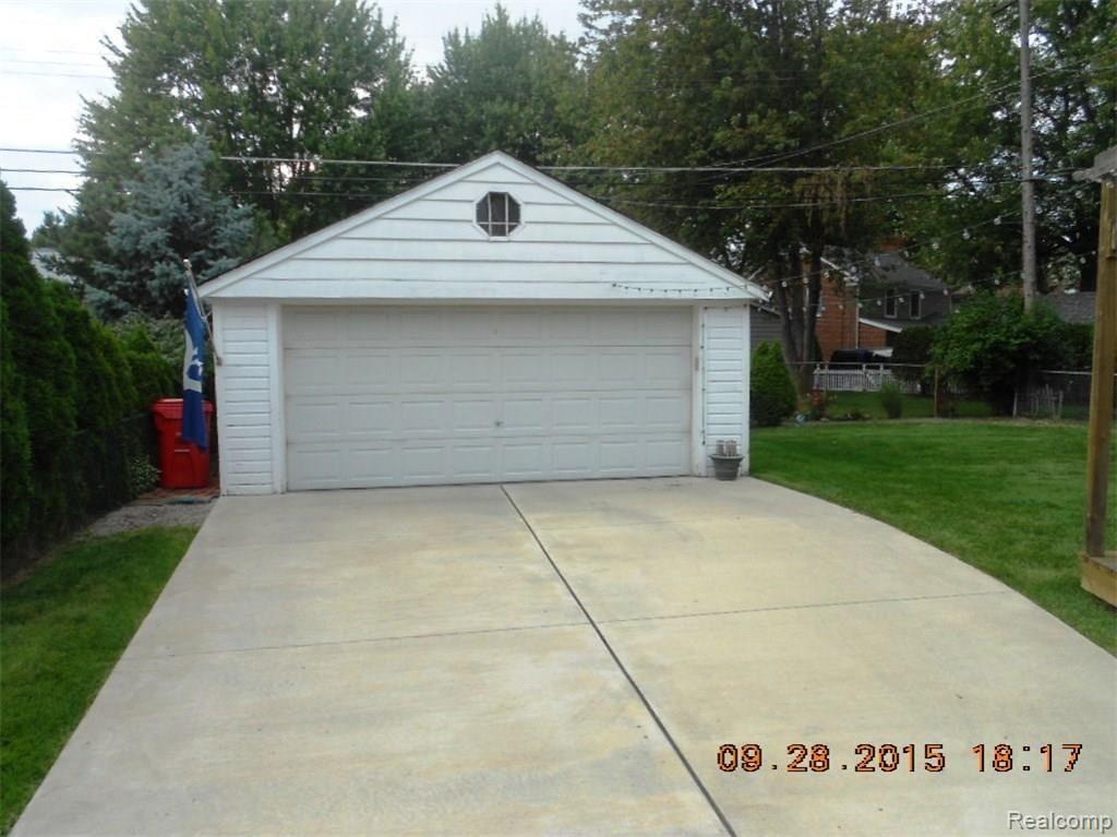 19987 Holiday Grosse Pointe, MI 48236 - Photo 3 of 35 003.JPG