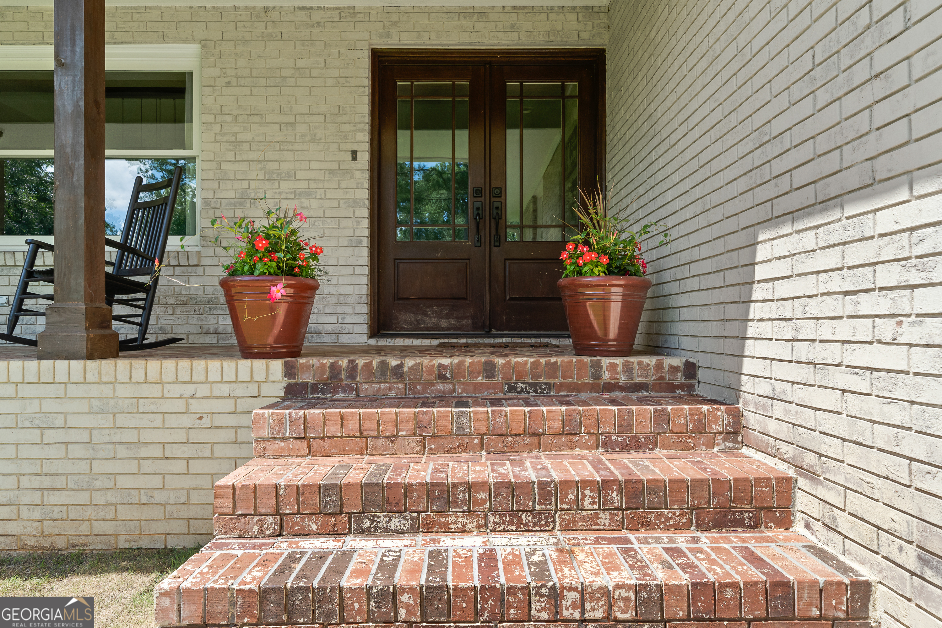 122 Ivey Weaver Road Milledgeville, GA 31061 - Photo 17 of 64 a potted plant sitting on the side of a brick building