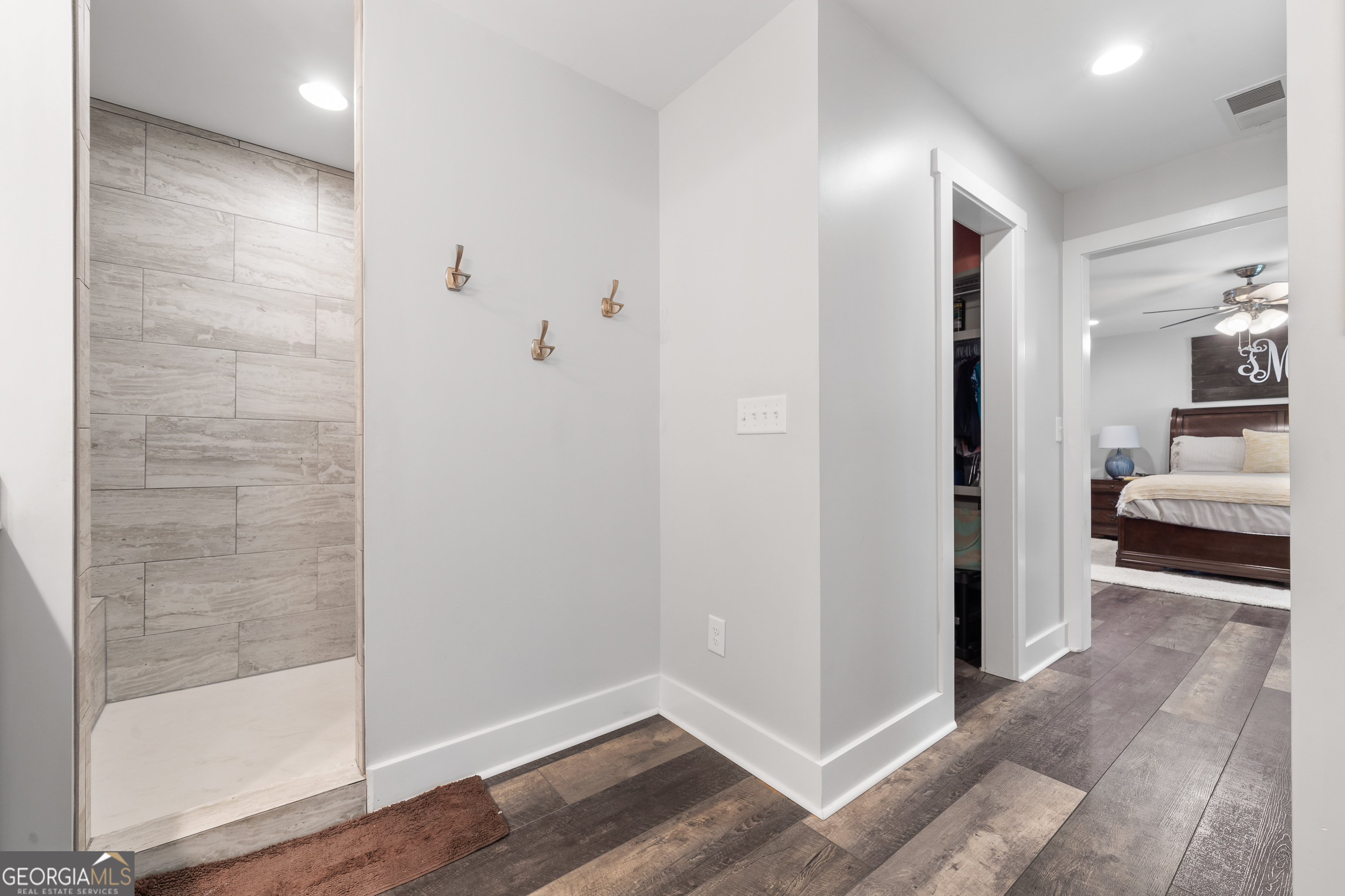 122 Ivey Weaver Road Milledgeville, GA 31061 - Photo 47 of 64 a view of a bathroom from a hallway