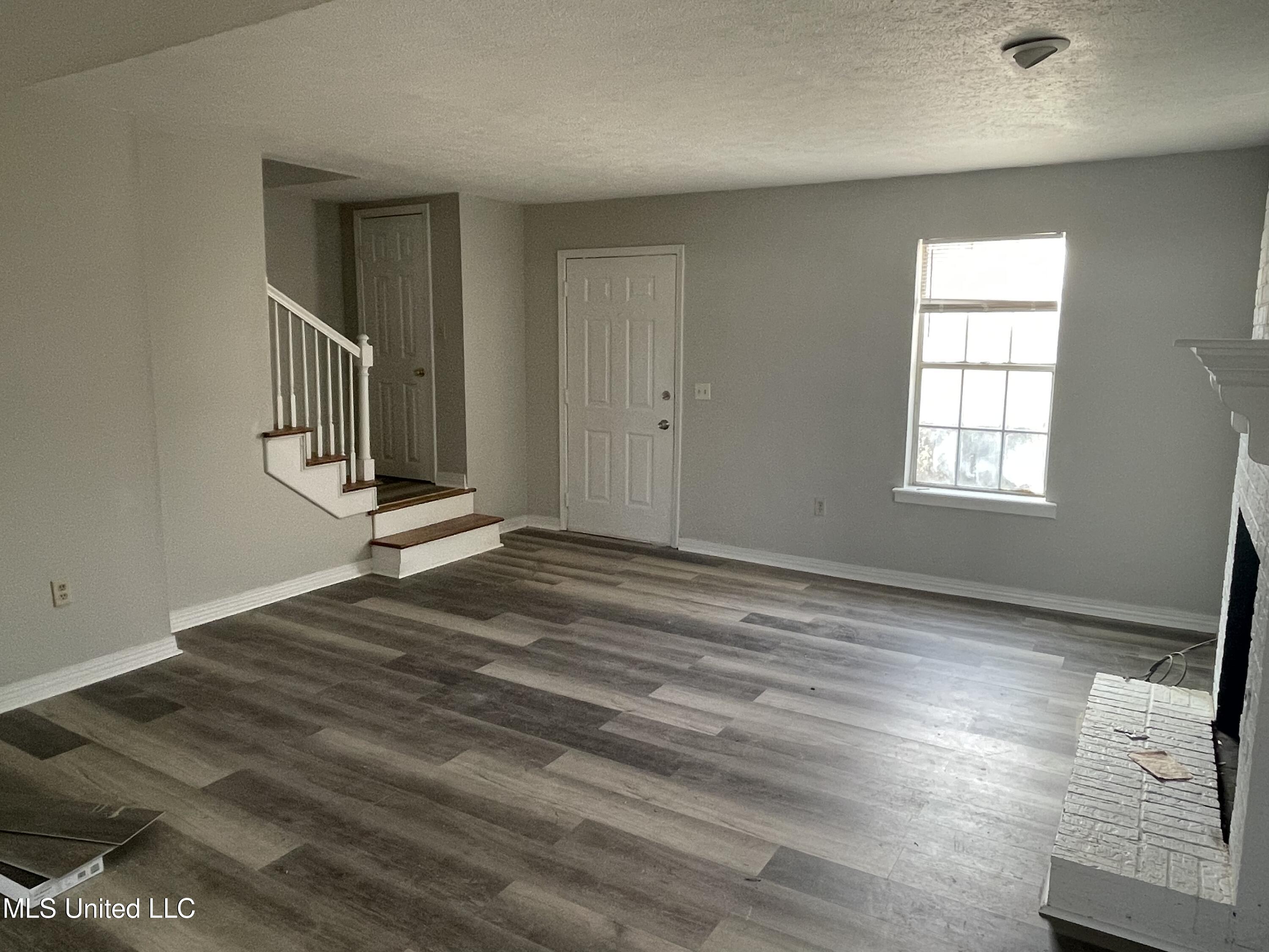 1201-1202 Jamestown Way Jackson, MS 39211 - Photo 3 of 11 1A0E1630-4776-42CC-9278-331E28292AC5