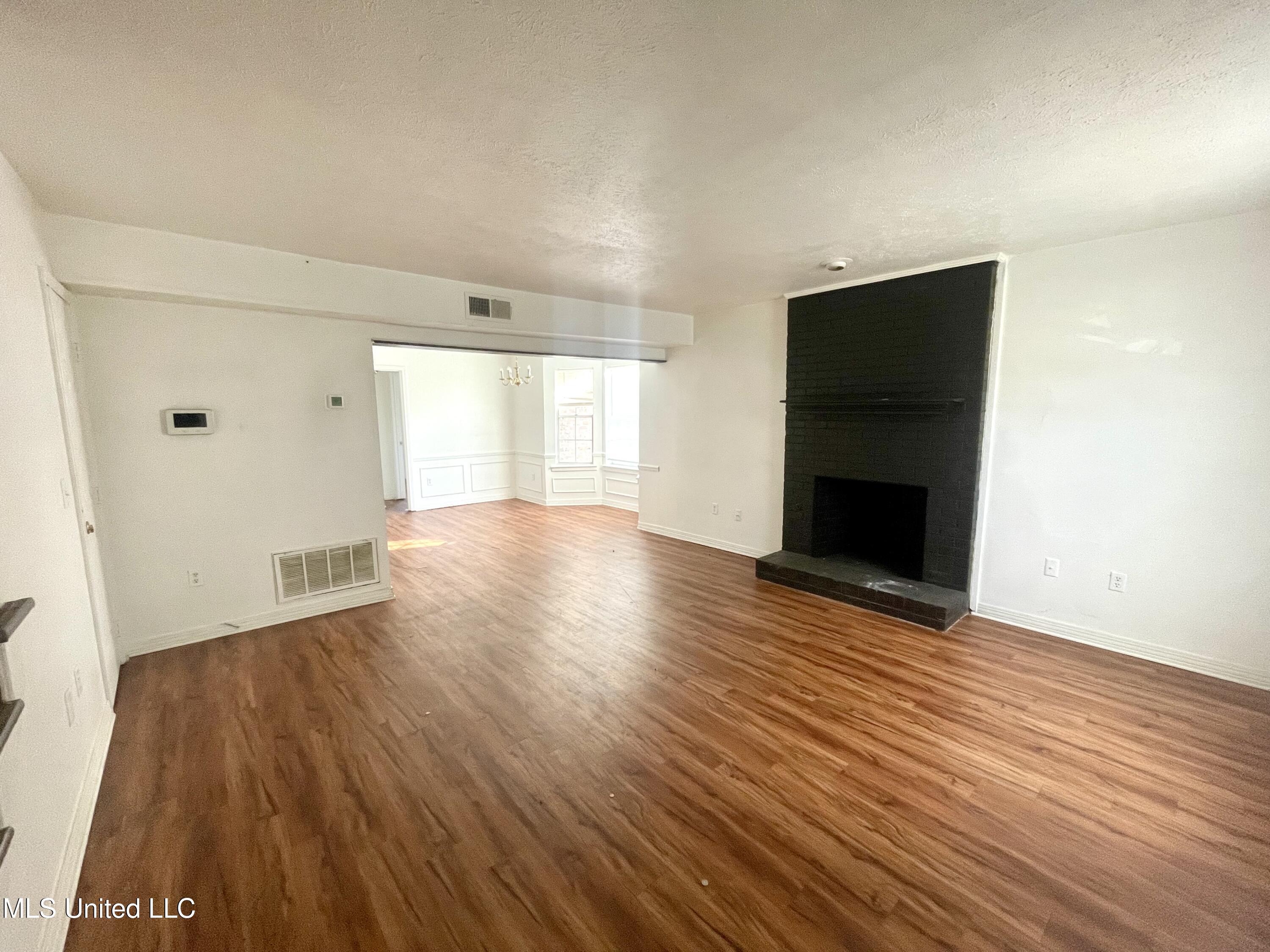 1201-1202 Jamestown Way Jackson, MS 39211 - Photo 7 of 11 IMG_0611