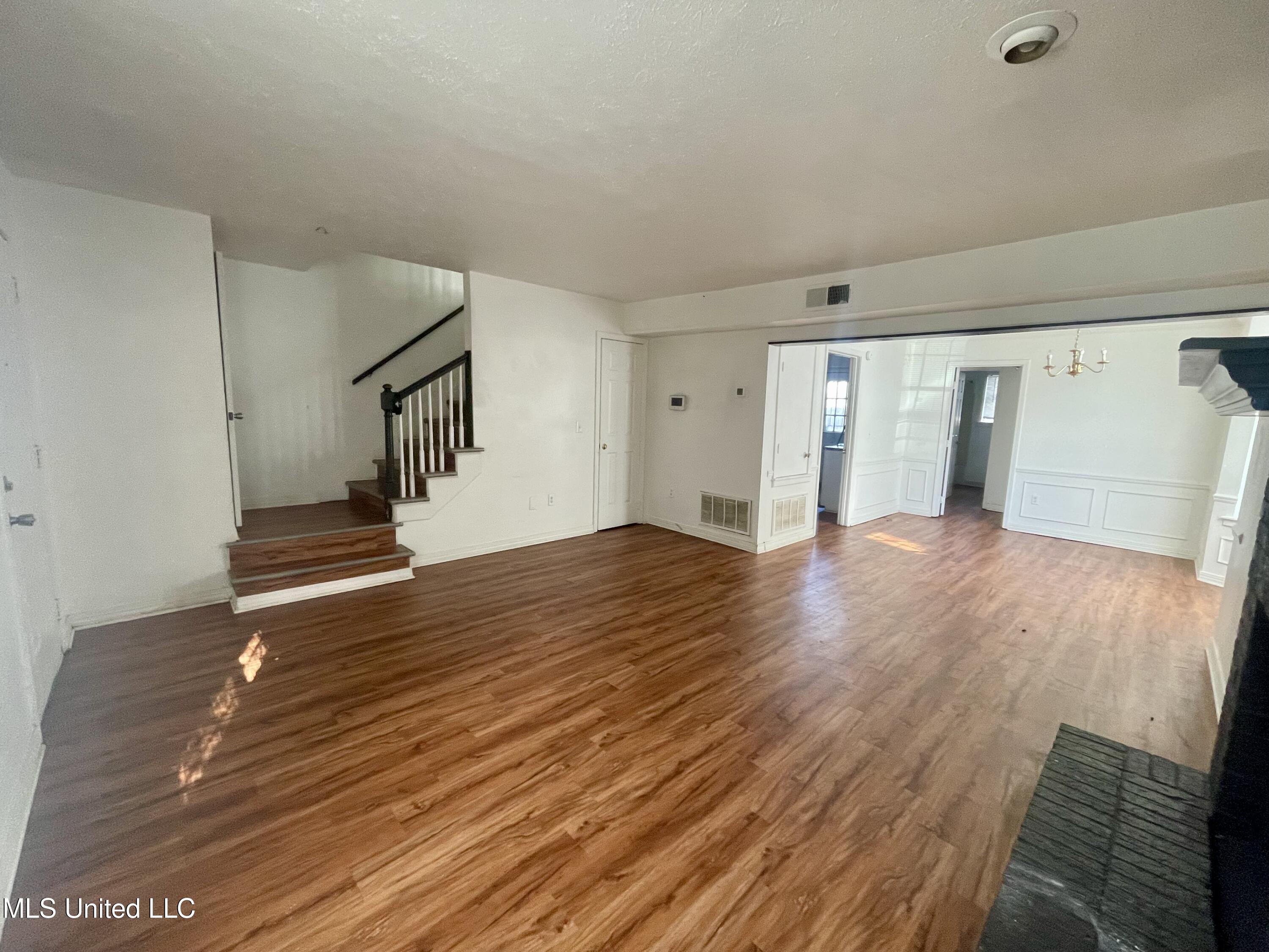 1201-1202 Jamestown Way Jackson, MS 39211 - Photo 8 of 11 IMG_0612