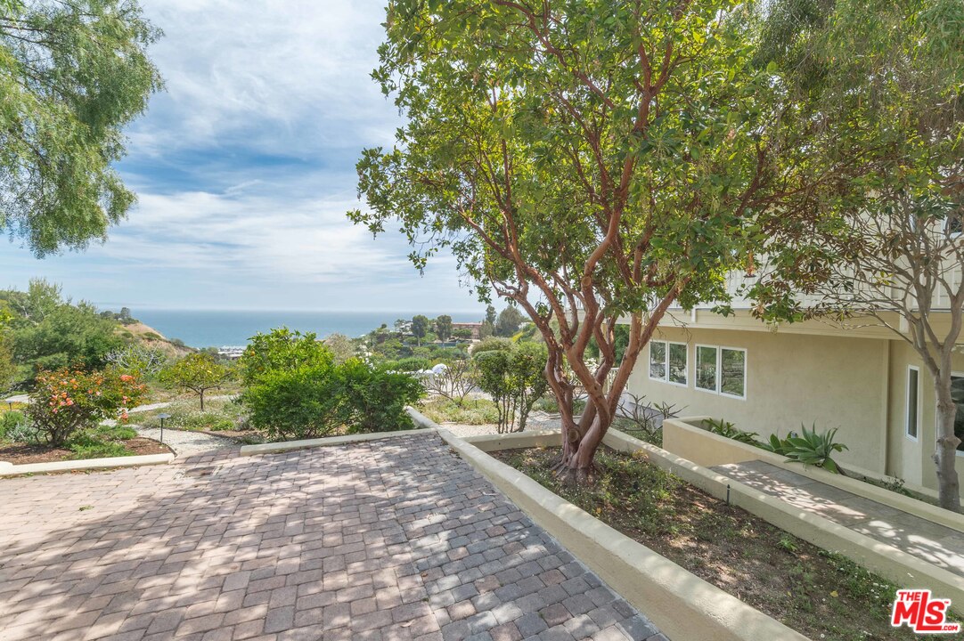 21930 Carbon Mesa Road Malibu, CA 90265 - Photo 11 of 45