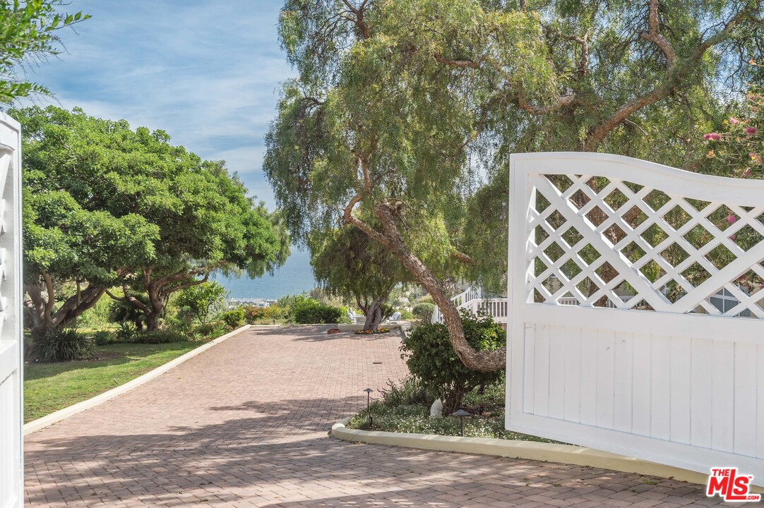 21930 Carbon Mesa Road Malibu, CA 90265 - Photo 5 of 45