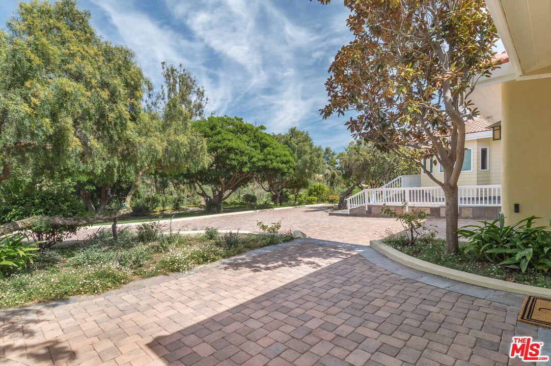 21930 Carbon Mesa Road Malibu, CA 90265 - Photo 10 of 45
