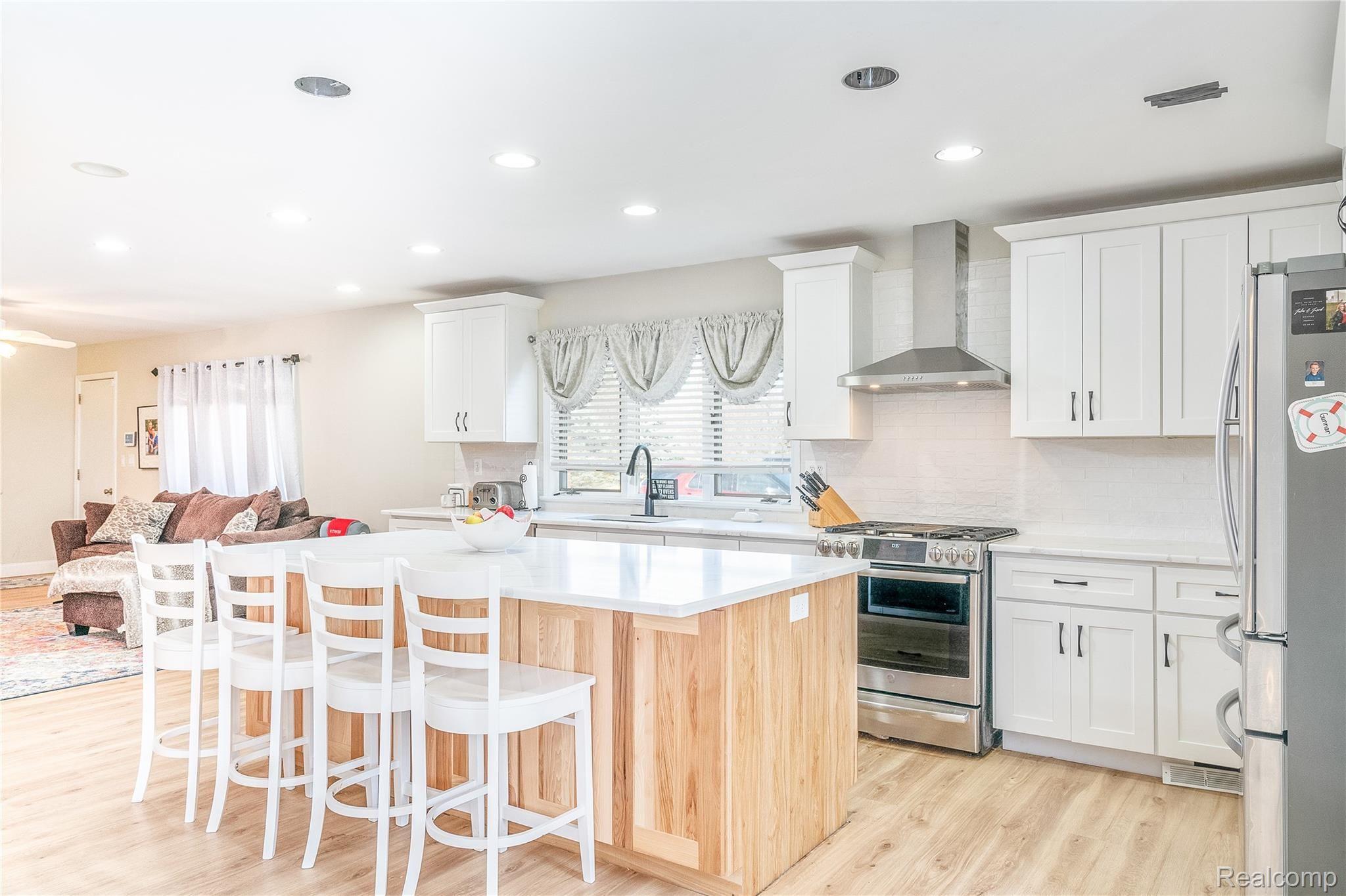 24105 Waltz Road New Boston, MI 48164 - Photo 6 of 40 24105 Waltz Rd-7836.jpg