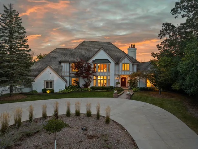 $1,995,000 | 2751 West Deer Creek Court, River Hills, WI 53217