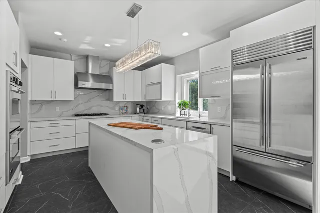 $1,995,000 | 2751 West Deer Creek Court, River Hills, WI 53217