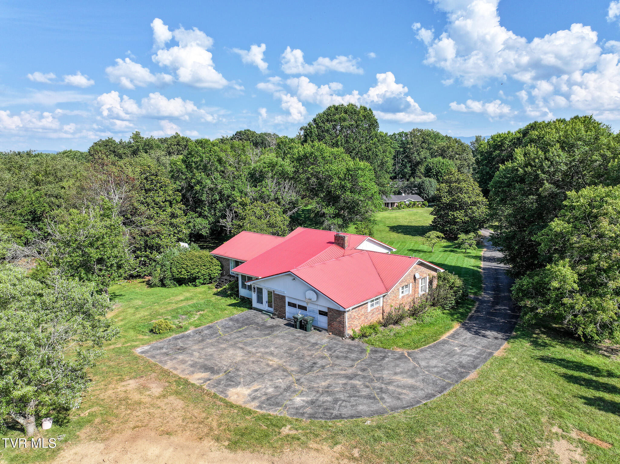 159 Kimbili Drive Greeneville, TN 37745 - Photo 4 of 26 DJI_20250708171124_0692_D