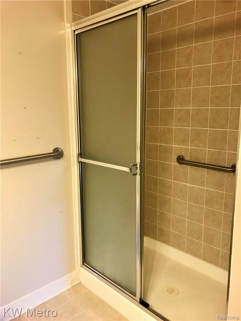 3555 Tremonte Circle Rochester, MI 48306 - Photo 18 of 27 Master Shower