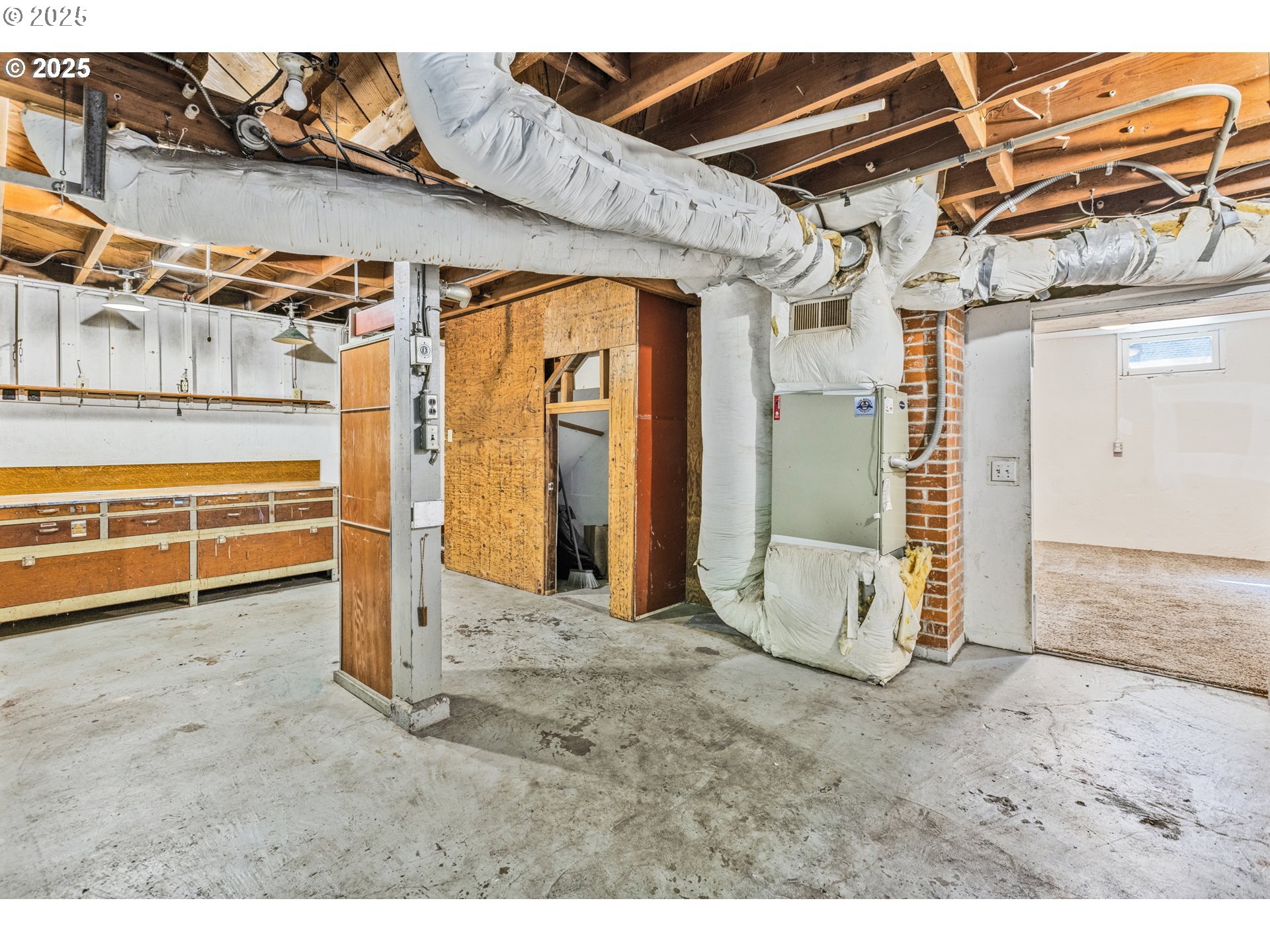 1391 West 5th Avenue Eugene, OR 97402 - Photo 22 of 35 a view of a room with an entryway