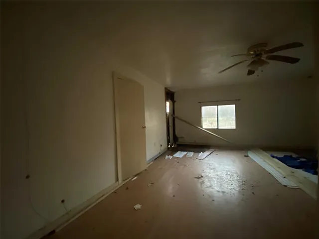 a view of a livingroom with furniture