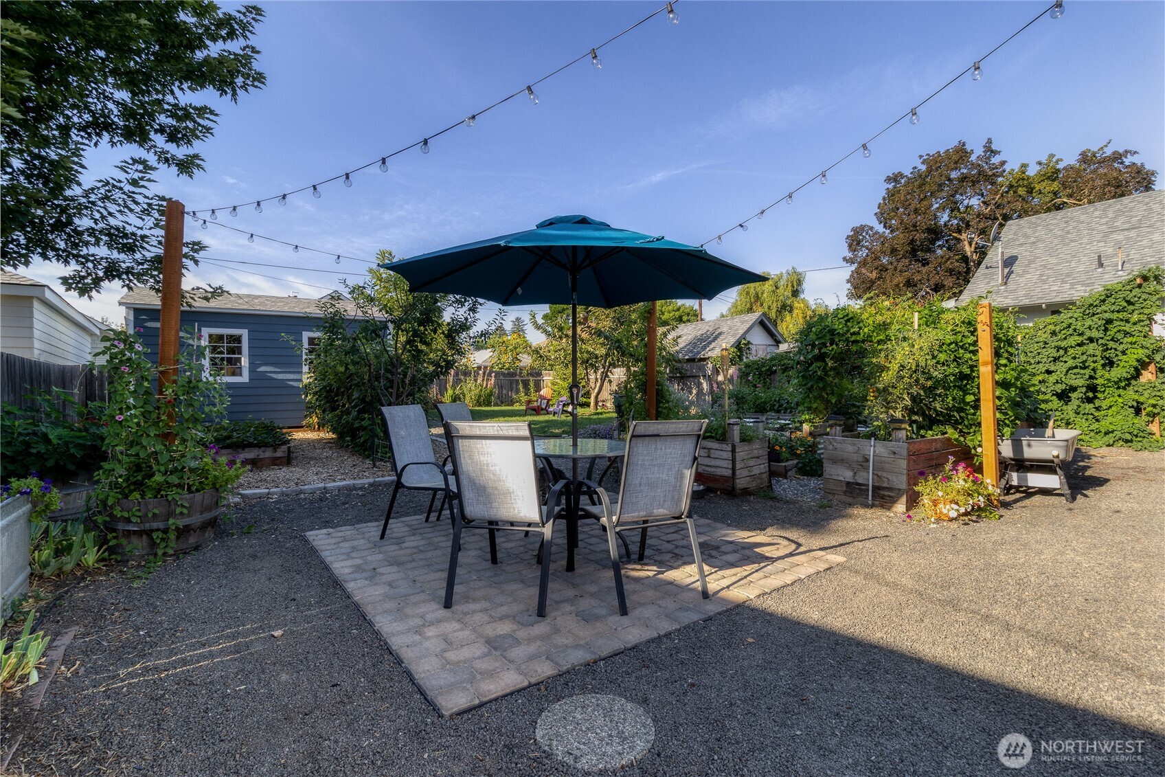 1028 University Street Walla Walla, WA 99362 - Photo 20 of 27 a view of a patio with table and chairs under an umbrella