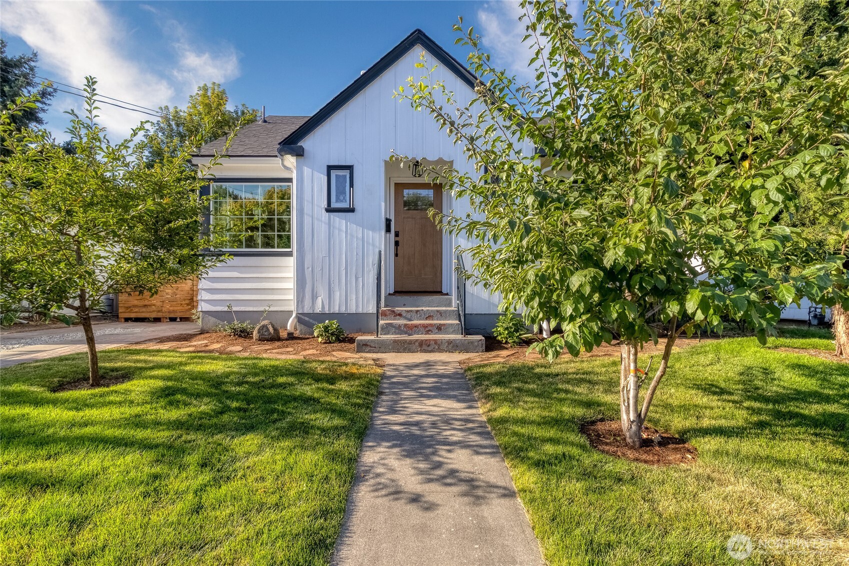 1028 University Street Walla Walla, WA 99362 - Photo 2 of 27 a front view of a house with a yard