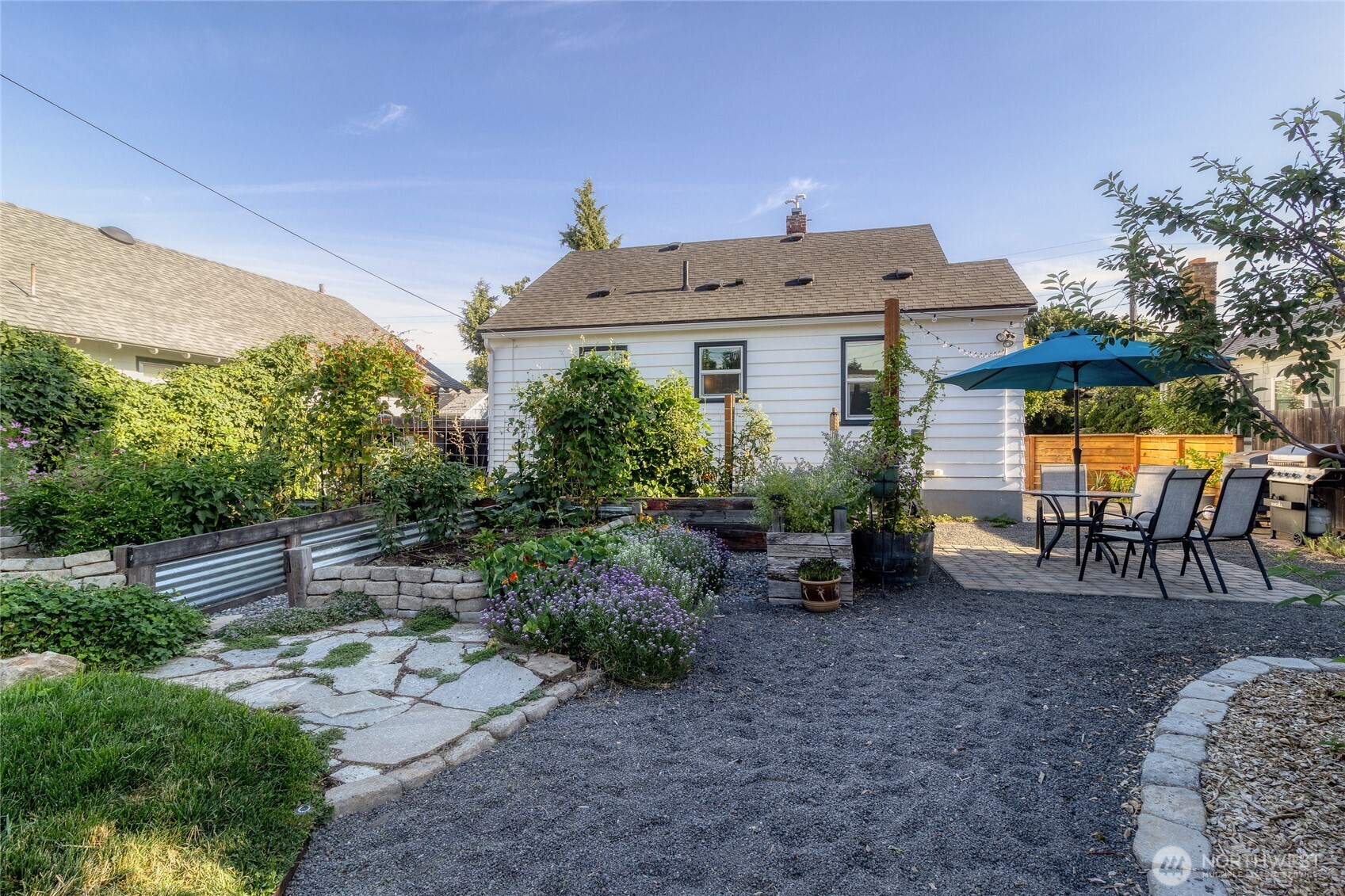 1028 University Street Walla Walla, WA 99362 - Photo 21 of 27 a view of a chairs and table in the patio