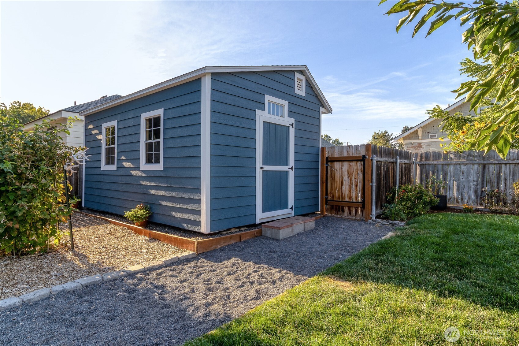 1028 University Street Walla Walla, WA 99362 - Photo 22 of 27 a front view of a house with garden