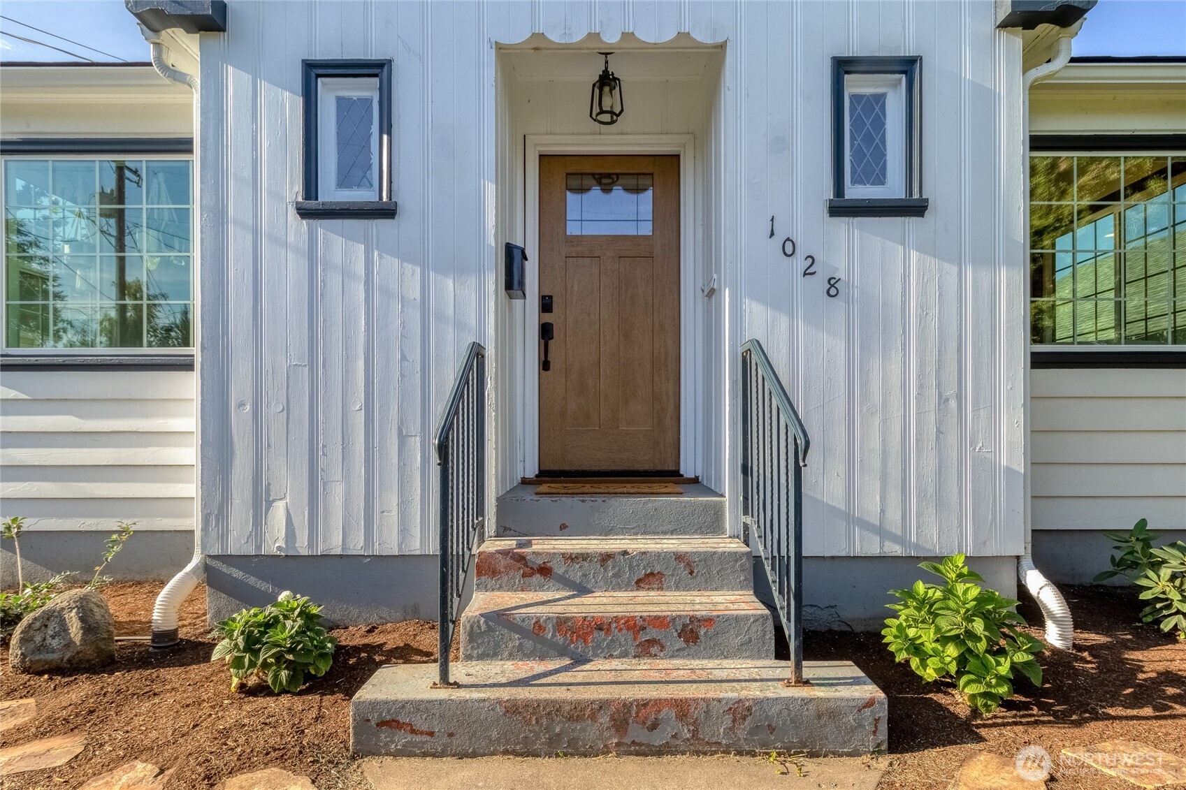 1028 University Street Walla Walla, WA 99362 - Photo 3 of 27 a front view of a house with a garden